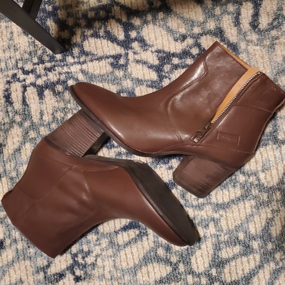 Hunter leather bootie, size 9